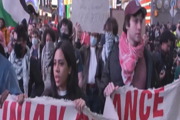 Widespread anti -war demonstration in New York+ Movie