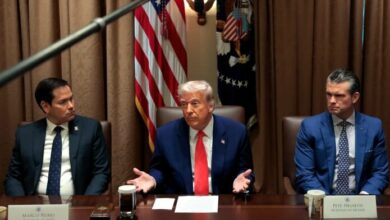 Who are the supporters and opponents of negotiating with Iran at the White House?