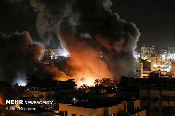 Zionist heavy attacks against Gaza; The displaced tents took fire