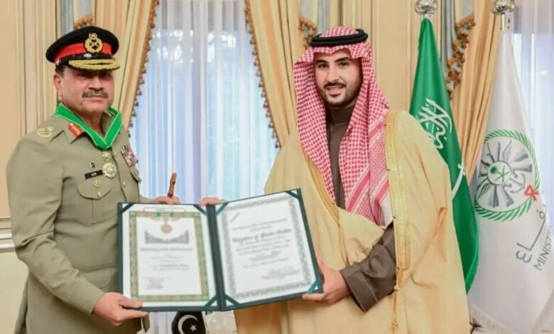 Saudi Arabia Awards Top Honor to Pakistan's Army Chief /Saudi Arabia , Pakistan , defense cooperation , King Abdulaziz Medal , military relations