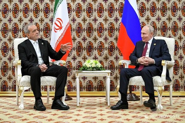 Iranian, Russian Presidents Meet in Turkmenistan Amid Strategic Partnership Talks /Iran , Russia , Turkmenistan , Masoud Pezeshkian , Vladimir Putin