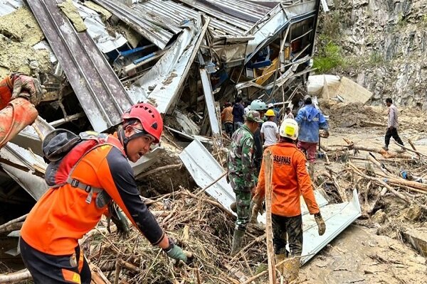 Indonesia Floods: Death Toll Climbs to 914, Hundreds Still Missing /Indonesia , floods , natural disaster , casualties , missing persons